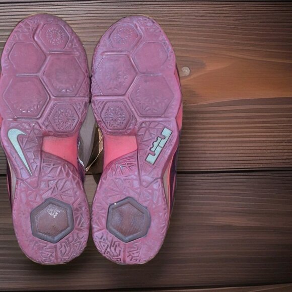 Nike LeBron 12 Low University Red Sneakers Shoes 724557-616 Youth Size 7Y - Picture 7 of 9